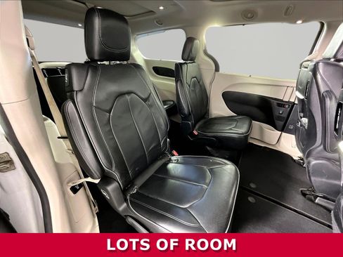 Used 2018 Chrysler Pacifica Limited w/ Tire & Wheel Group FWD image 25