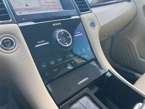 Used 2018 Ford Taurus Limited image 22