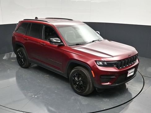 Used 2025 Jeep Grand Cherokee Altitude AWD/4WD image 46