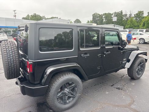 Used 2017 Jeep Wrangler Unlimited Sahara w/ Connectivity Group AWD/4WD image 5