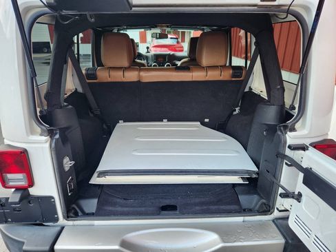 Used 2017 Jeep Wrangler Unlimited Sahara w/ Connectivity Group AWD/4WD image 15