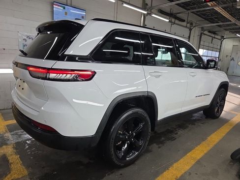 Used 2023 Jeep Grand Cherokee Altitude AWD/4WD image 12
