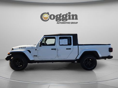 Used 2023 Jeep Gladiator Sport image 3