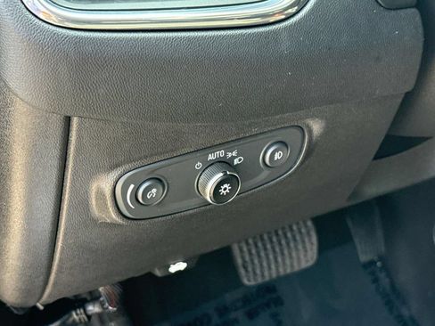 Used 2023 Chevrolet Equinox Premier FWD image 26