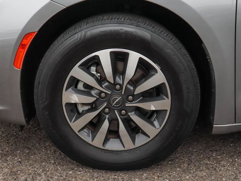 Used 2021 Chrysler Pacifica Touring-L image 50