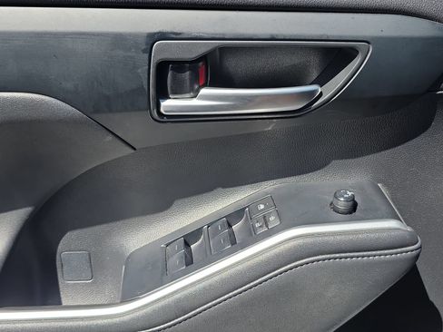 Used 2023 Toyota Highlander XLE FWD image 24