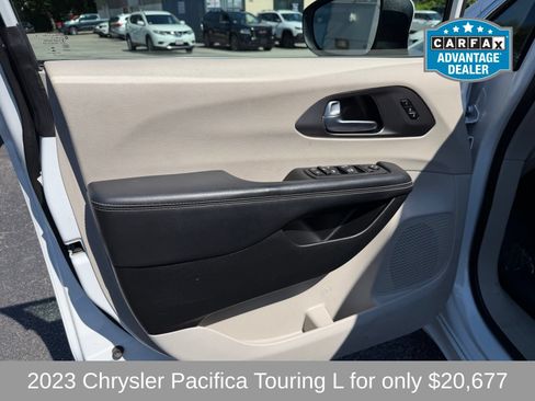 Used 2023 Chrysler Pacifica Touring-L FWD image 13