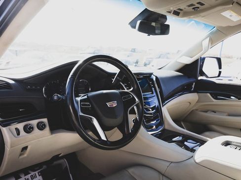 Used 2019 Cadillac Escalade Premium Luxury image 2