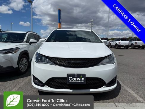 Used 2018 Chrysler Pacifica Touring-L FWD image 3