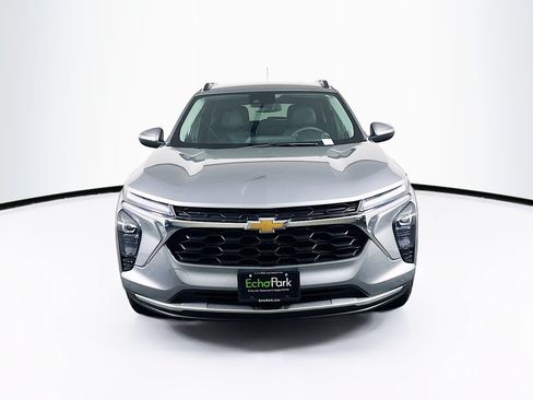 Used 2024 Chevrolet Trax LT FWD image 2