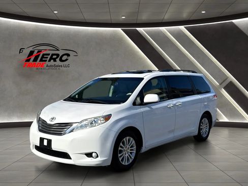 Used 2011 Toyota Sienna XLE w/ XLE Navigation Pkg FWD image 14