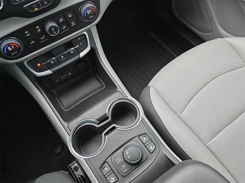 Used 2023 GMC Terrain SLT image 25