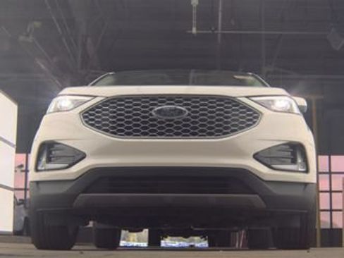 Used 2024 Ford Edge SEL w/ Convenience Package AWD/4WD image 3