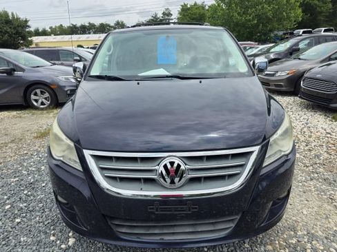 Used 2010 Volkswagen Routan SEL Premium FWD image 2