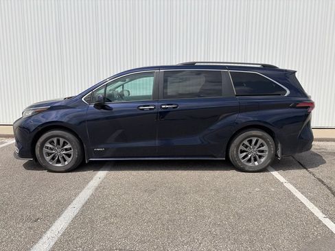 Used 2021 Toyota Sienna XLE w/ XLE Plus Package FWD image 3