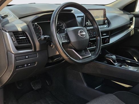 Used 2025 Nissan Rogue SV FWD image 32