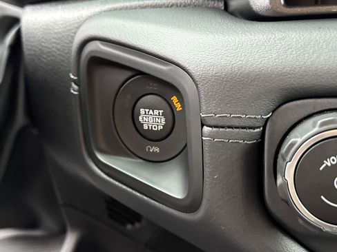 Used 2025 Jeep Wrangler Sahara image 37