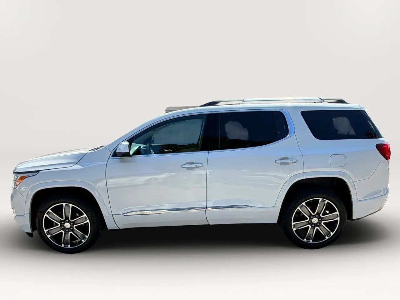 Used 2017 GMC Acadia Denali w/ Technology Package AWD/4WD image 6