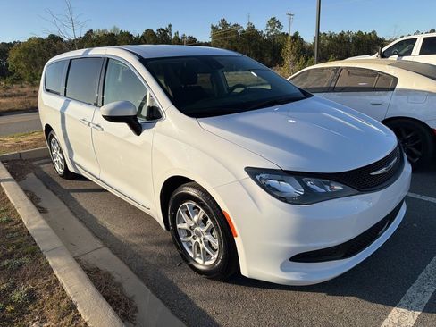 Used 2023 Chrysler Voyager LX image 3