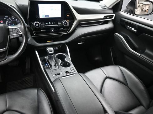 Used 2023 Toyota Highlander XLE AWD/4WD image 16
