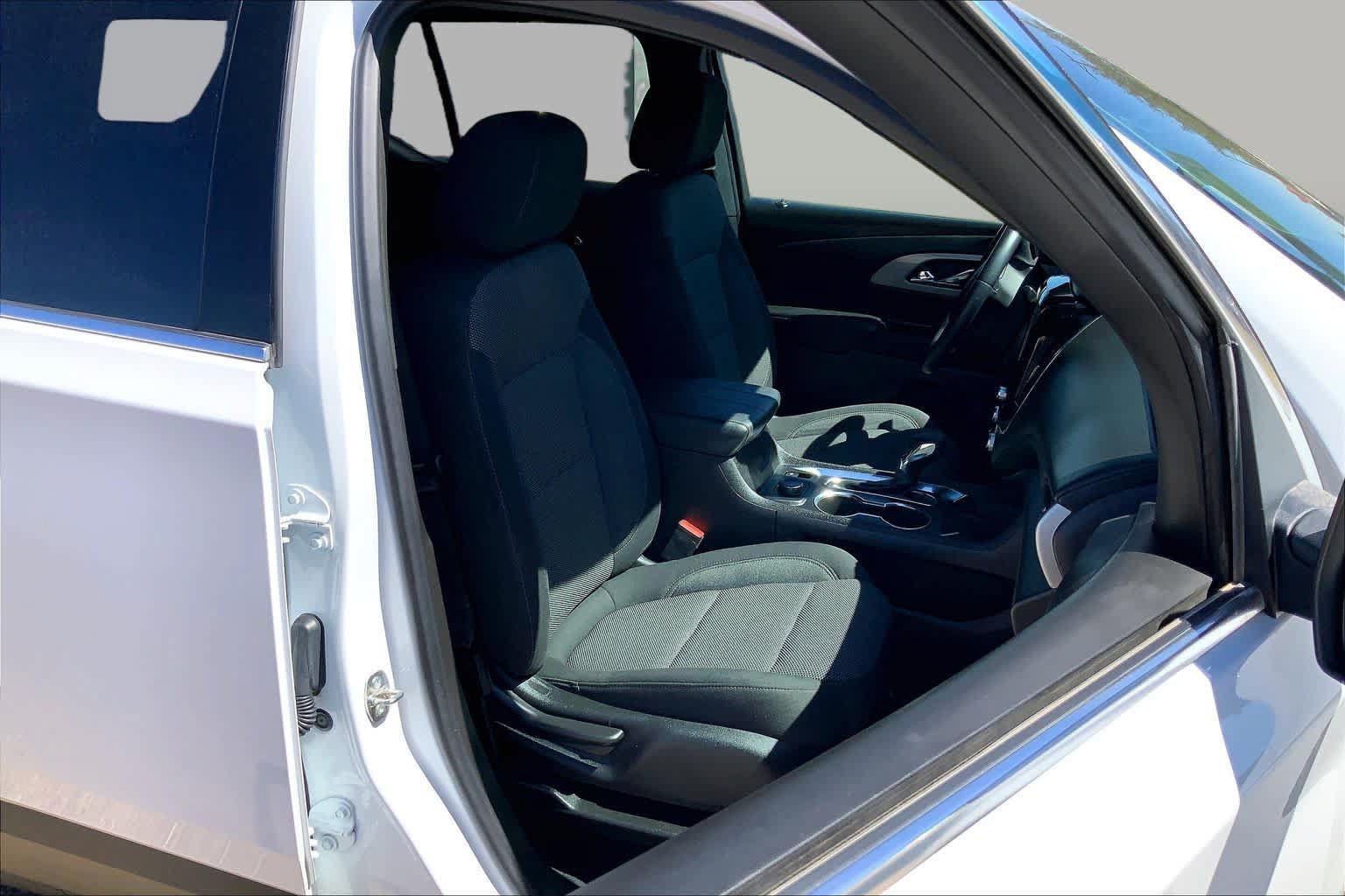 Used 2022 Chevrolet Traverse LT FWD image 9