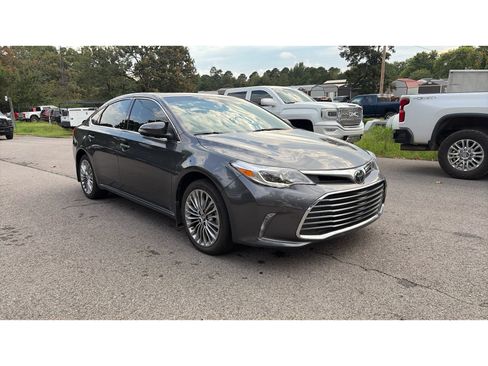 Used 2018 Toyota Avalon Limited FWD image 2