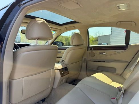 Used 2016 Lexus LS 460 w/ Comfort Package image 19