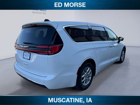 Used 2024 Chrysler Pacifica Touring-L image 5