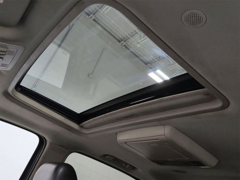 Used 2011 Chevrolet Suburban LT image 19