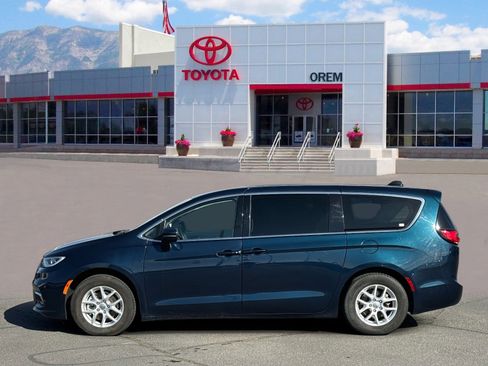 Used 2023 Chrysler Pacifica Touring-L image 6