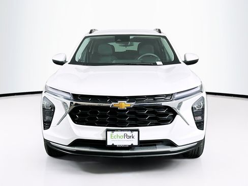 Used 2025 Chevrolet Trax LT FWD image 2