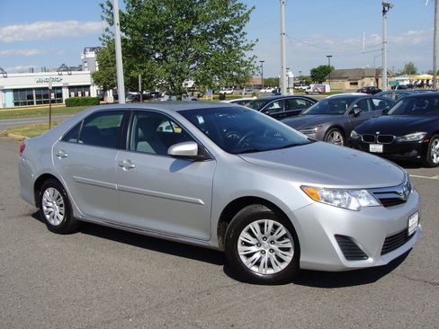 Used 2014 Toyota Camry LE FWD image 1