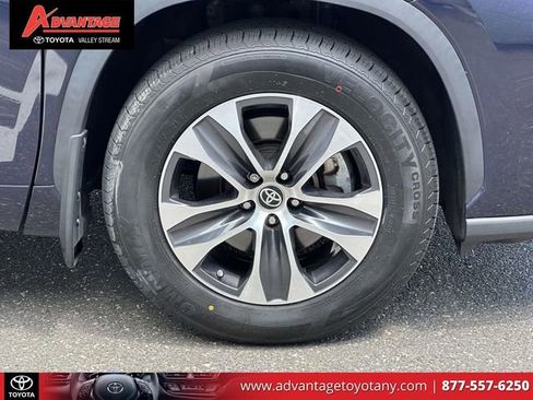 Used 2023 Toyota Highlander XLE AWD/4WD image 11