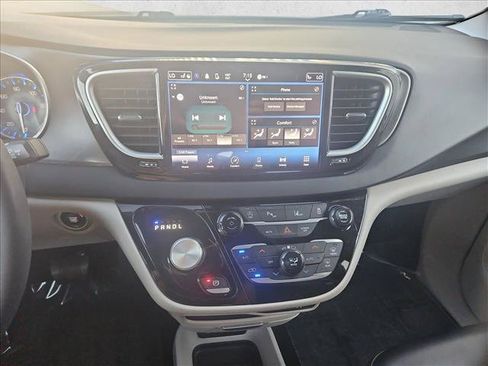Used 2023 Chrysler Pacifica Touring-L FWD image 15