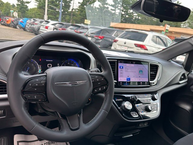 Used 2023 Chrysler Pacifica Touring FWD image 24
