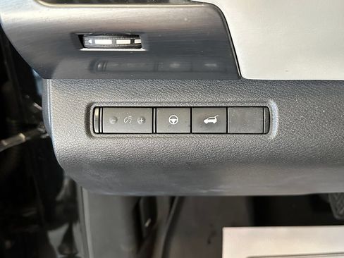 Used 2022 Nissan Pathfinder SL AWD/4WD image 19
