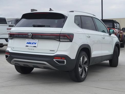 Used 2025 Volkswagen Taos SE image 5