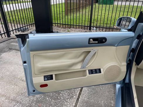 Used 2010 Volkswagen Beetle Convertible image 19