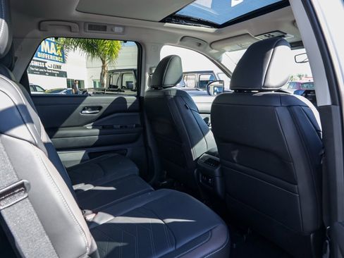 Used 2025 Nissan Pathfinder Platinum w/ Cargo Package image 24