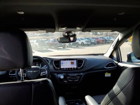 Used 2025 Chrysler Pacifica Select image 20