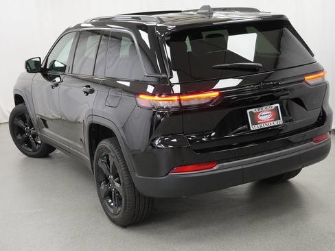 Used 2026 Jeep Grand Cherokee Limited w/ Limited Altitude Package AWD/4WD image 14