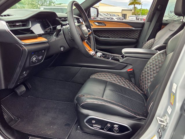 Used 2024 Jeep Grand Cherokee Summit AWD/4WD image 9