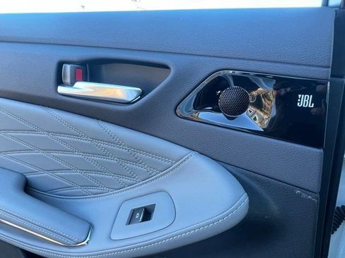 Used 2020 Toyota Avalon Limited image 13