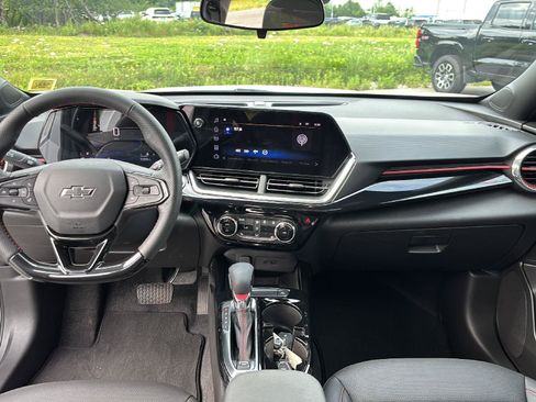Used 2026 Chevrolet Trax RS w/ Sunroof Package FWD image 18