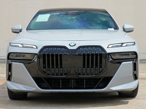 Used 2023 BMW 740i w/ Parking Assistance Package RWD image 7