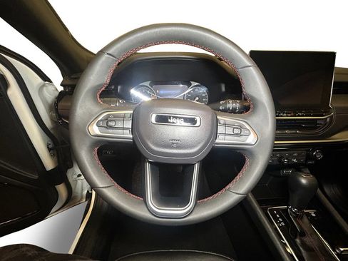Used 2025 Jeep Compass Trailhawk AWD/4WD image 12