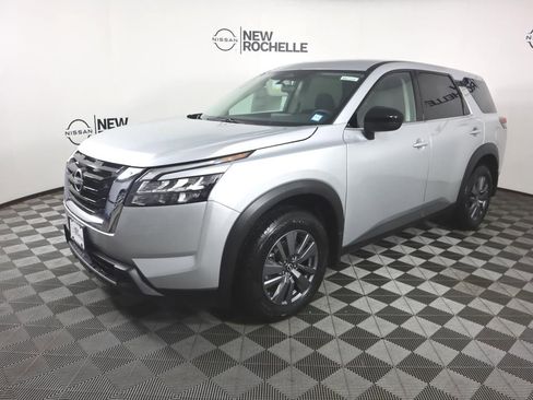 Certified 2025 Nissan Pathfinder S image 4