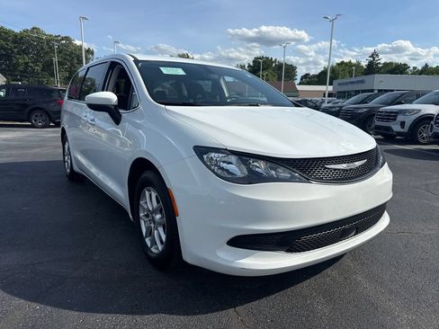 Used 2022 Chrysler Voyager LX FWD image 4