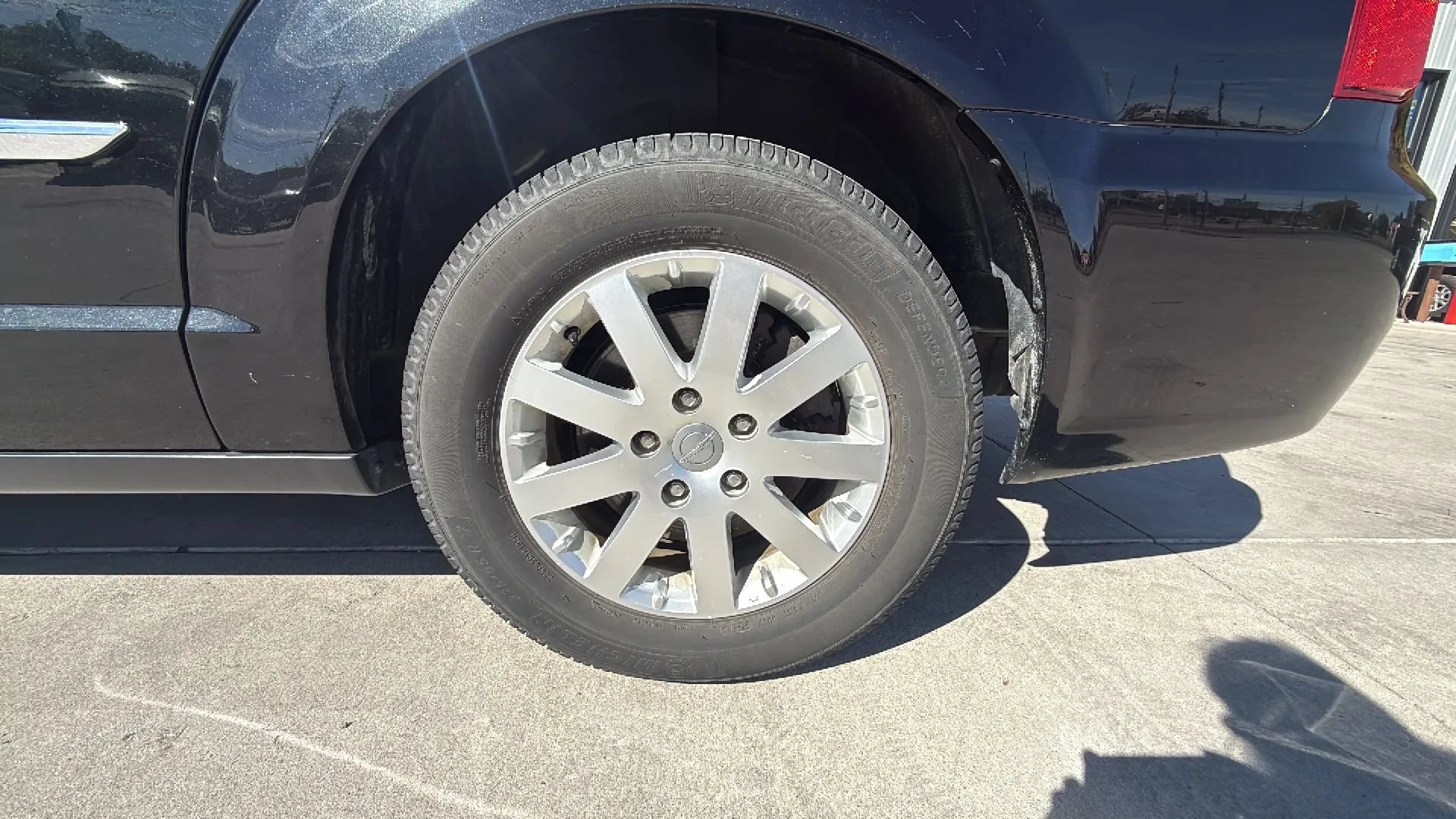 Used 2014 Chrysler Town & Country Touring FWD image 24