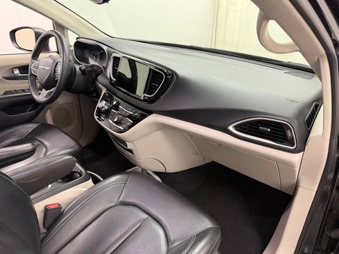 Used 2023 Chrysler Pacifica Touring-L FWD image 12